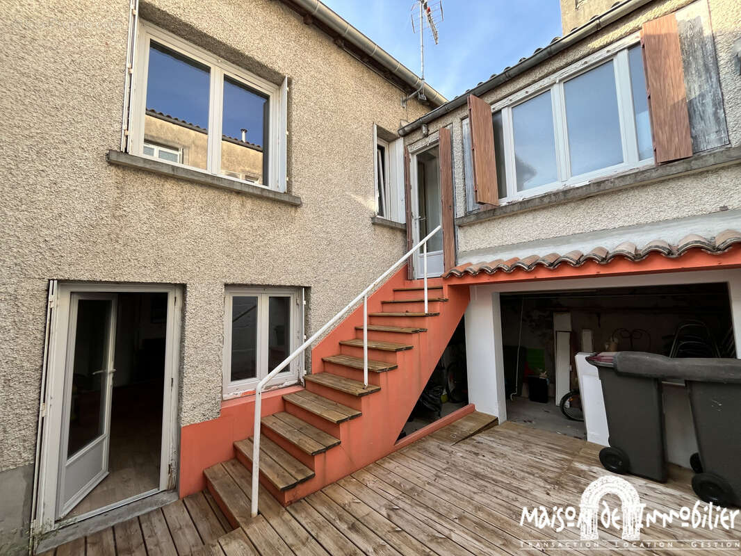 A vendre à COGNAC Centre-ville - Maison de ville rénovée - 4 pièces - 99m2 - Cour et garage - photo 2