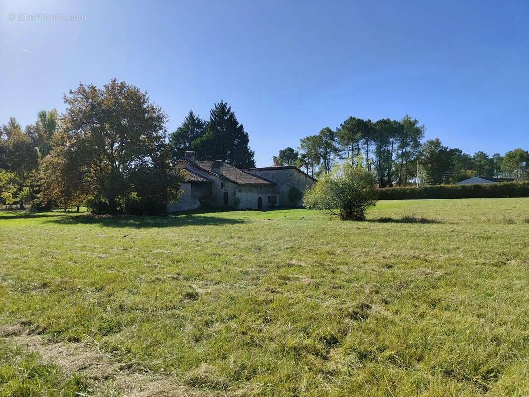 Maison à SAINT-MORILLON