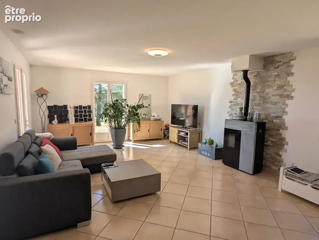 Maison 6 pièces à vendre à Villecroze avec vue campagne et piscine - photo 5