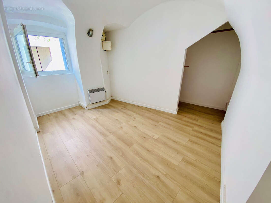Villeneuve les Maguelone - Maison de village T3 de 65m2 plain-pied avec une cour de 20m2 une dependance, une c - photo 9