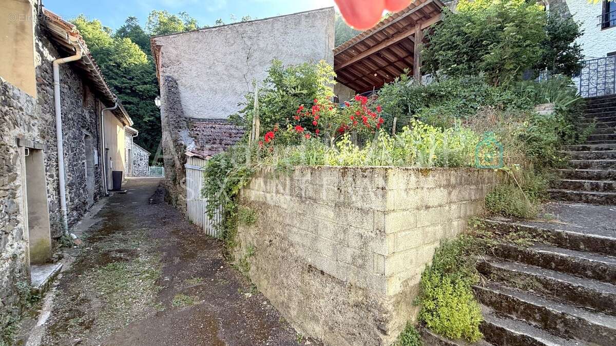 Grange a amenager, abri voiture, jardinet dans hameau prise - photo 5
