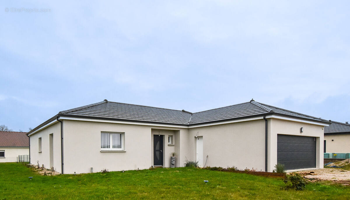 Maison à NEUVELLE-LES-CROMARY