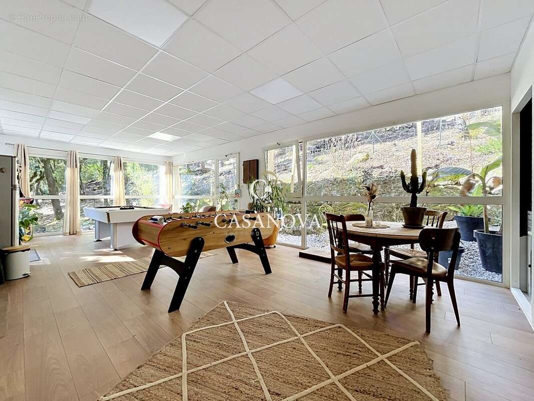 Maison de caractère en pierre 1920 restaurée, 300 m² habitables (dont gîte) + annexes aménageables. terrain de 5 000 m² avec pis - photo 5
