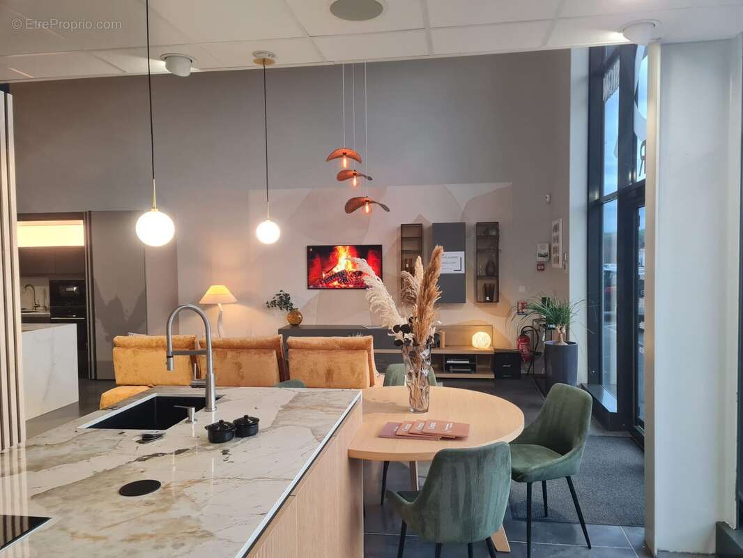 Commerce à SAINT-GENEST-LERPT