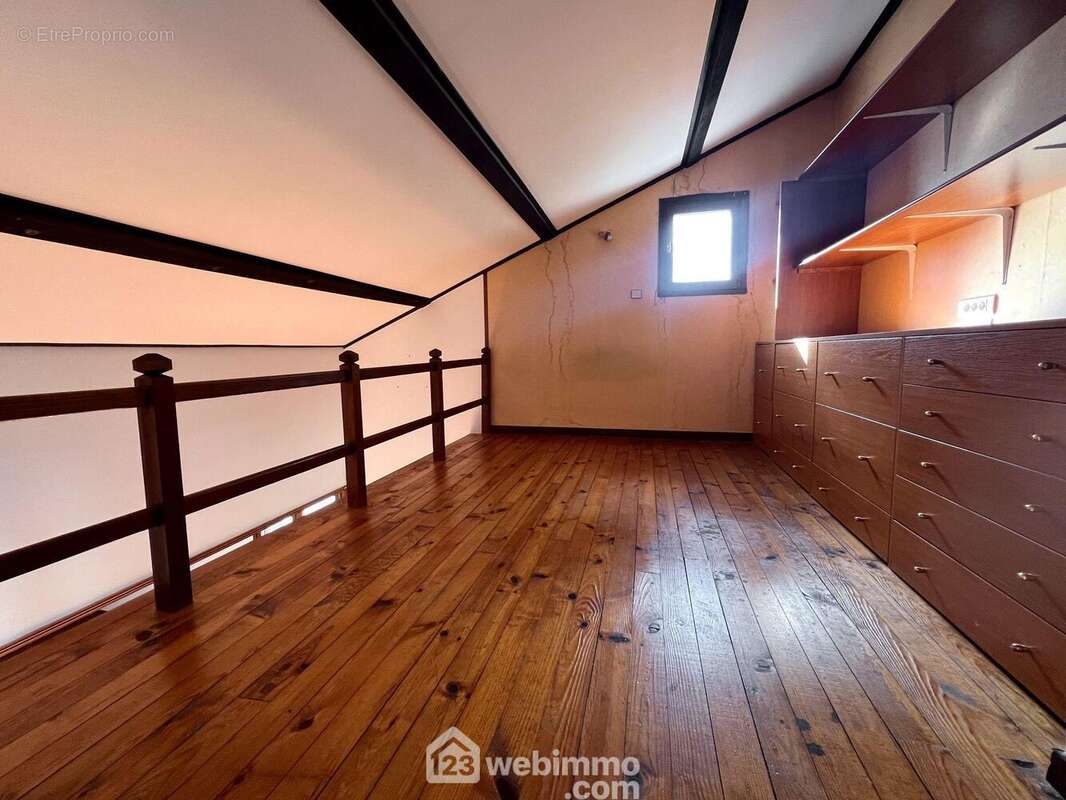 La mezzanine peut être une chambre ou un bureau - Appartement à SAN-MARTINO-DI-LOTA