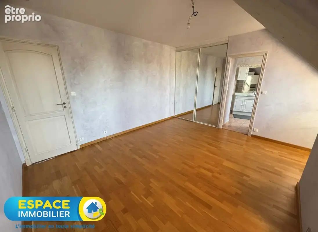Appartement d'environ 98 m2 avec deux chambres dans une résidence avec ascenseur en plein centre-ville de Chât - photo 4