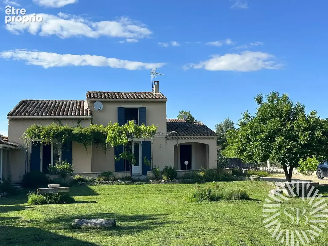 NOVES   Maison familiale 4 chambres • Piscine • 1 621 m2 de terrain • Double garage • Potentiel constructible - photo 21