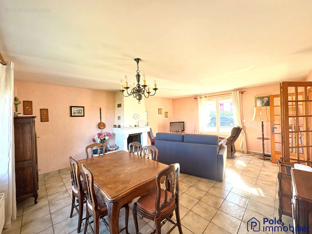 Salon - Maison à MONDEVILLE