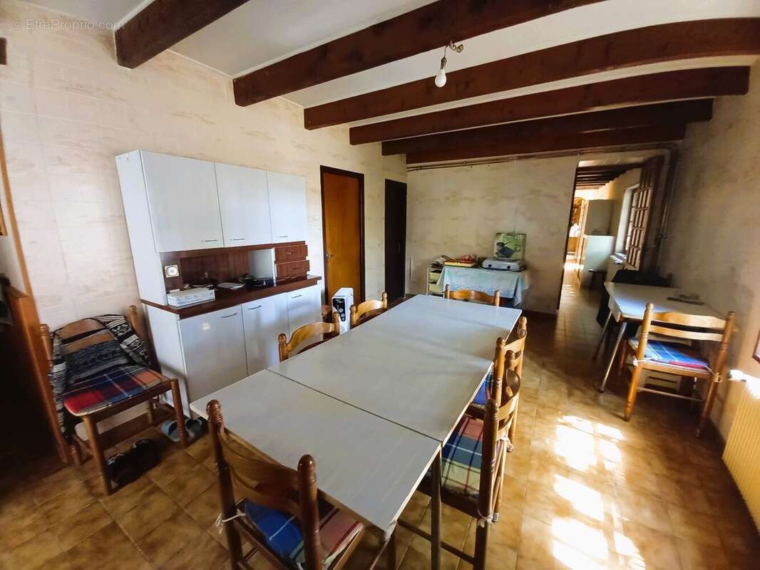 À seulement 10 minutes de Cognac  Grande maison familiale de 215 m² avec terrain constructible de 2 500 m²  DPE C - photo 8