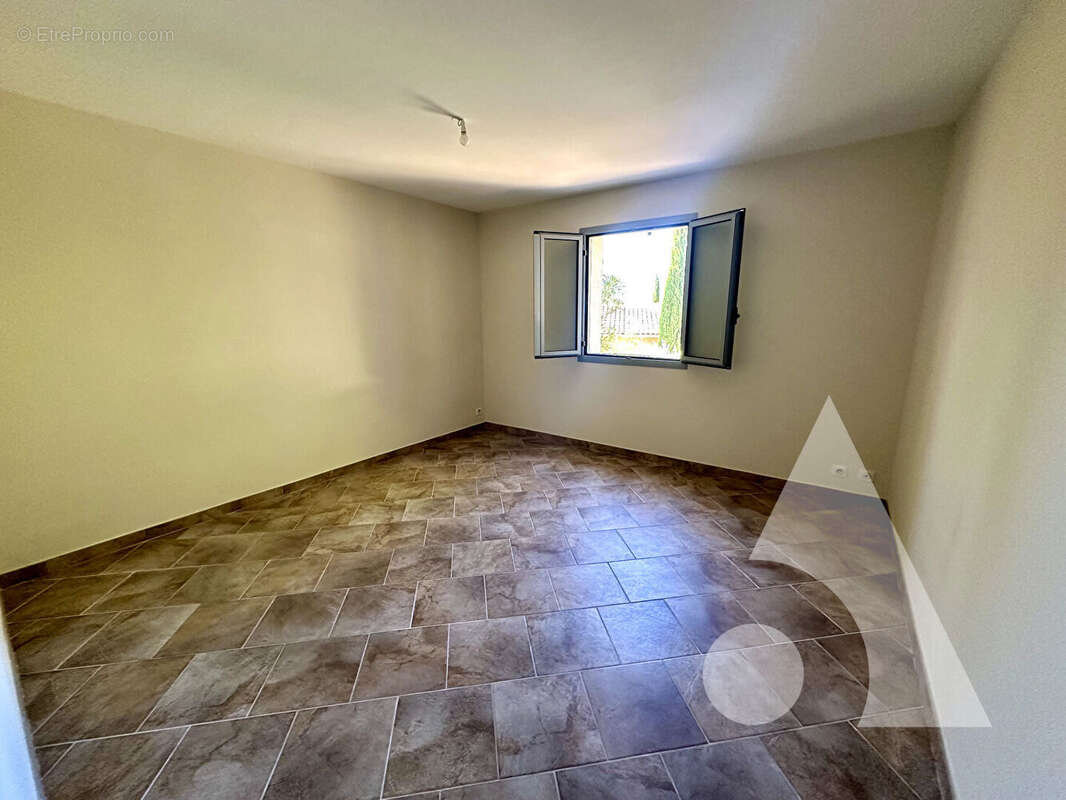 Villa de 224m² sur un terrain de  832 m² sur un terrain clos à Lorgues - photo 14