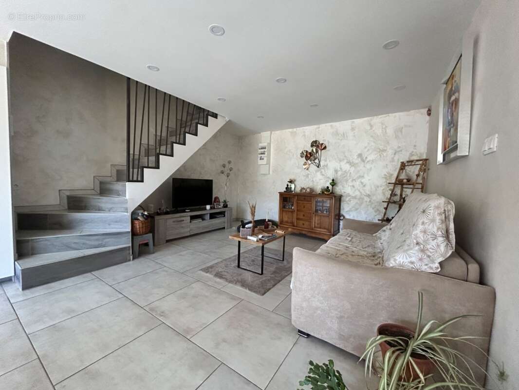 Maison à LES MAYONS