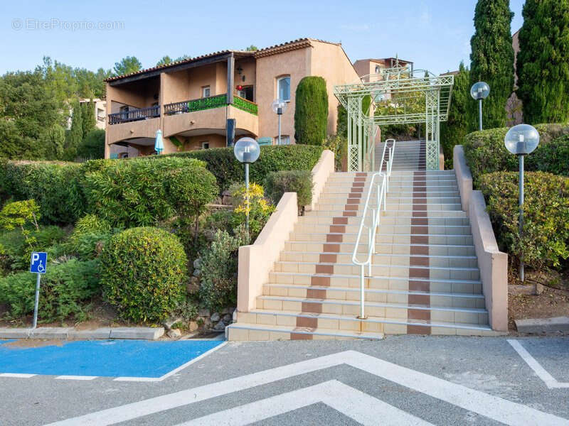 Appartement à ROQUEBRUNE-SUR-ARGENS