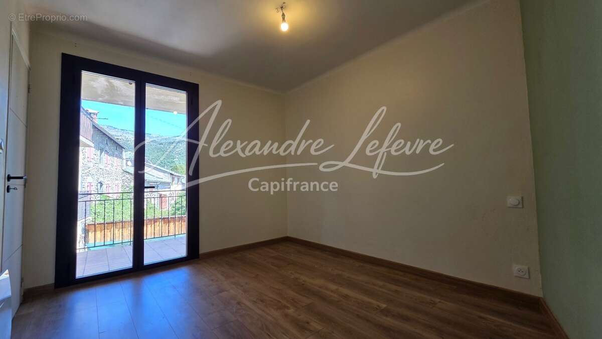 Angoustrine – Appartement T4 rénové avec beaux volumes - photo 4