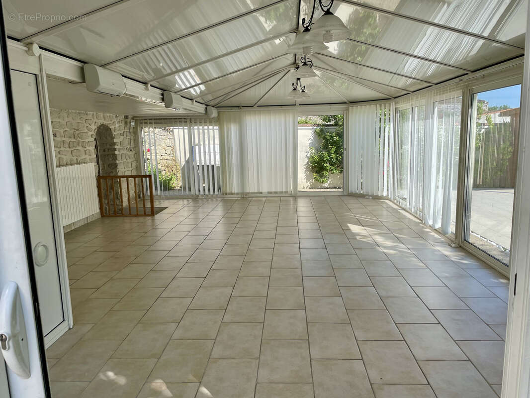 Maison à PORT-D&#039;ENVAUX