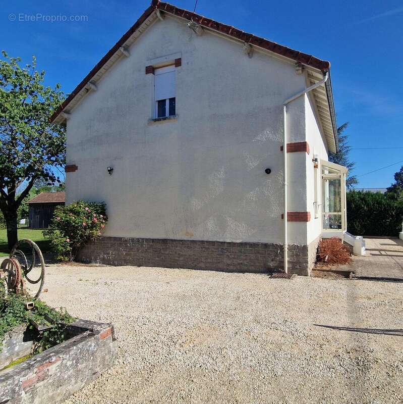 Photo 2 - Maison à GENELARD