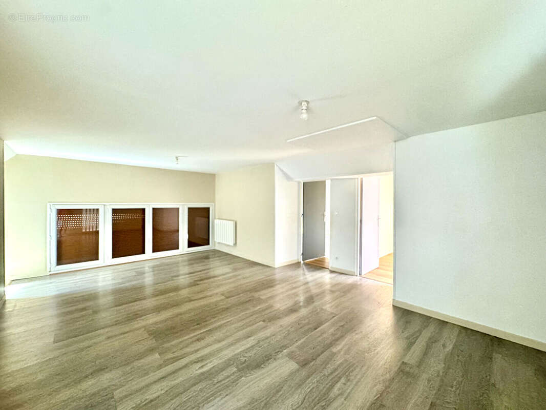 À VENDRE - Maison composée de deux logements indépendants avec terrain de 1300m2 environ - photo 18