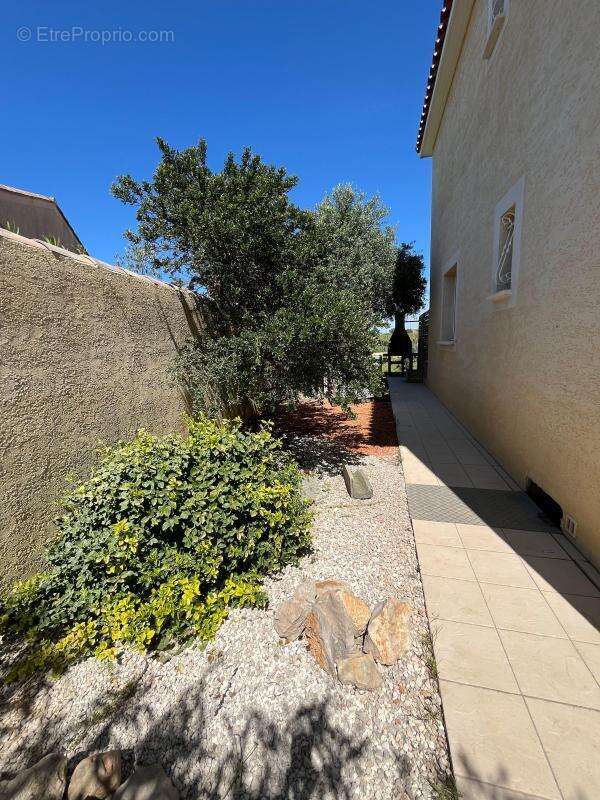 Grande Villa T5 en très bon état avec jardin, garage et terrasse. Superbe vue dégagée - photo 10