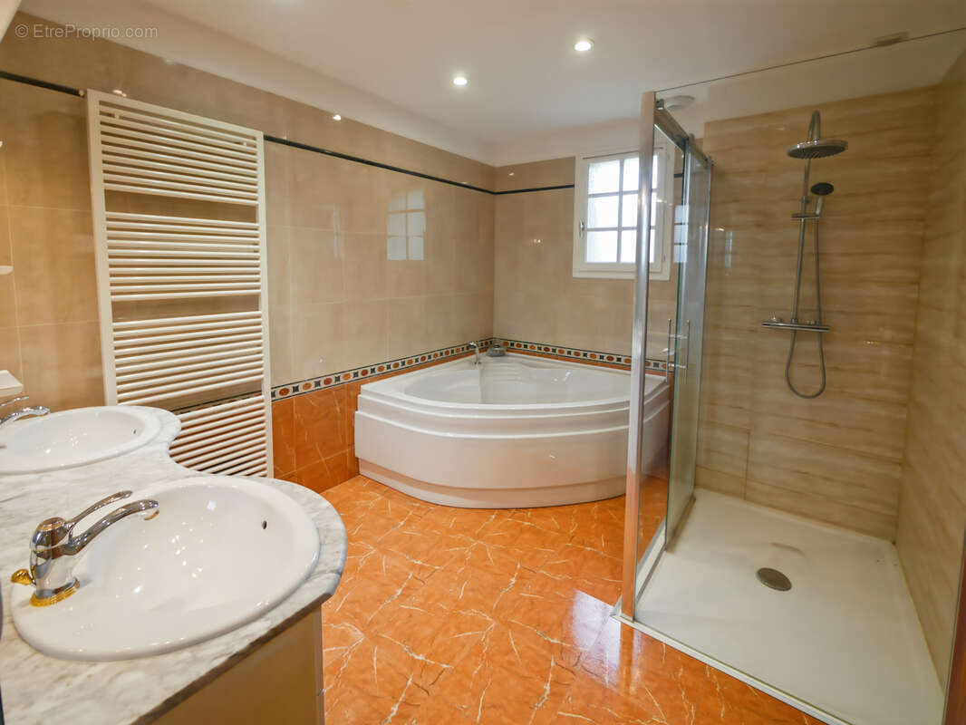 Maison à SYLVAINS-LES-MOULINS