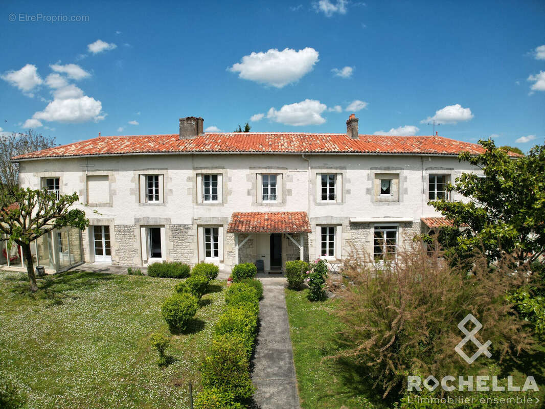 Maison 305 m² à Saint-Jean-D'angely  - photo 2