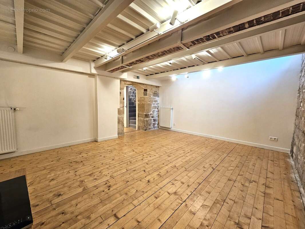 grande pièce sous-sol - Commerce à PARIS-11E