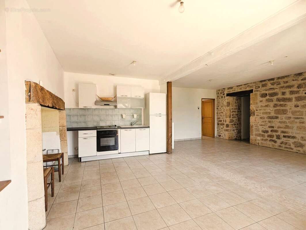 Pièce principale - Maison à MONTAYRAL