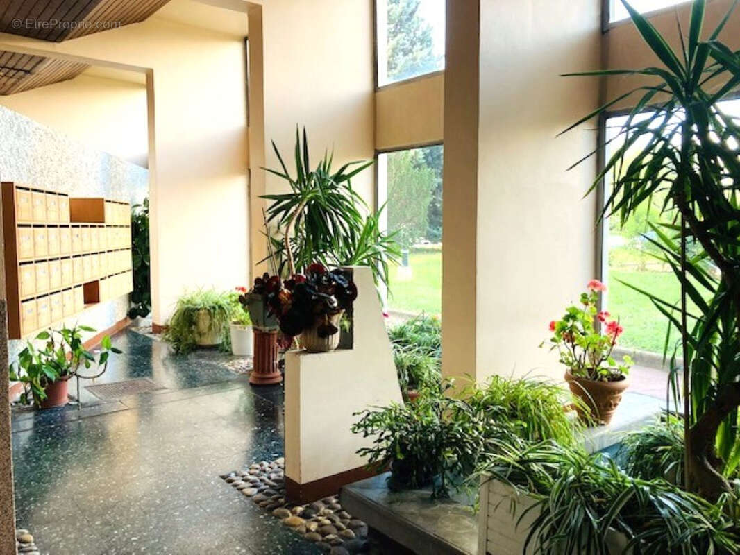 Lumineux appartement T4 de 78m² avec balcon, vue dégagée, place de parking privative - Bron - photo 11