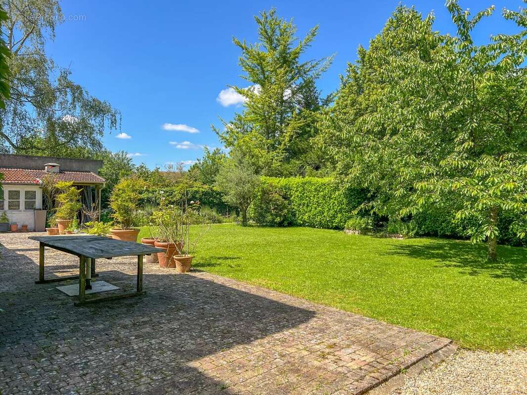 Maison à LE MESNIL-SAINT-DENIS