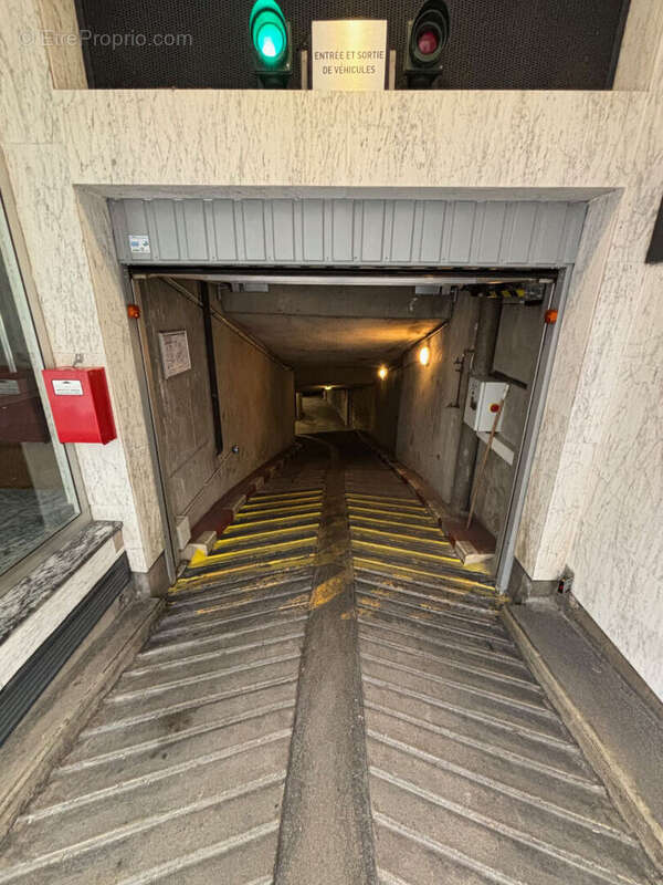 Parking à PARIS-17E