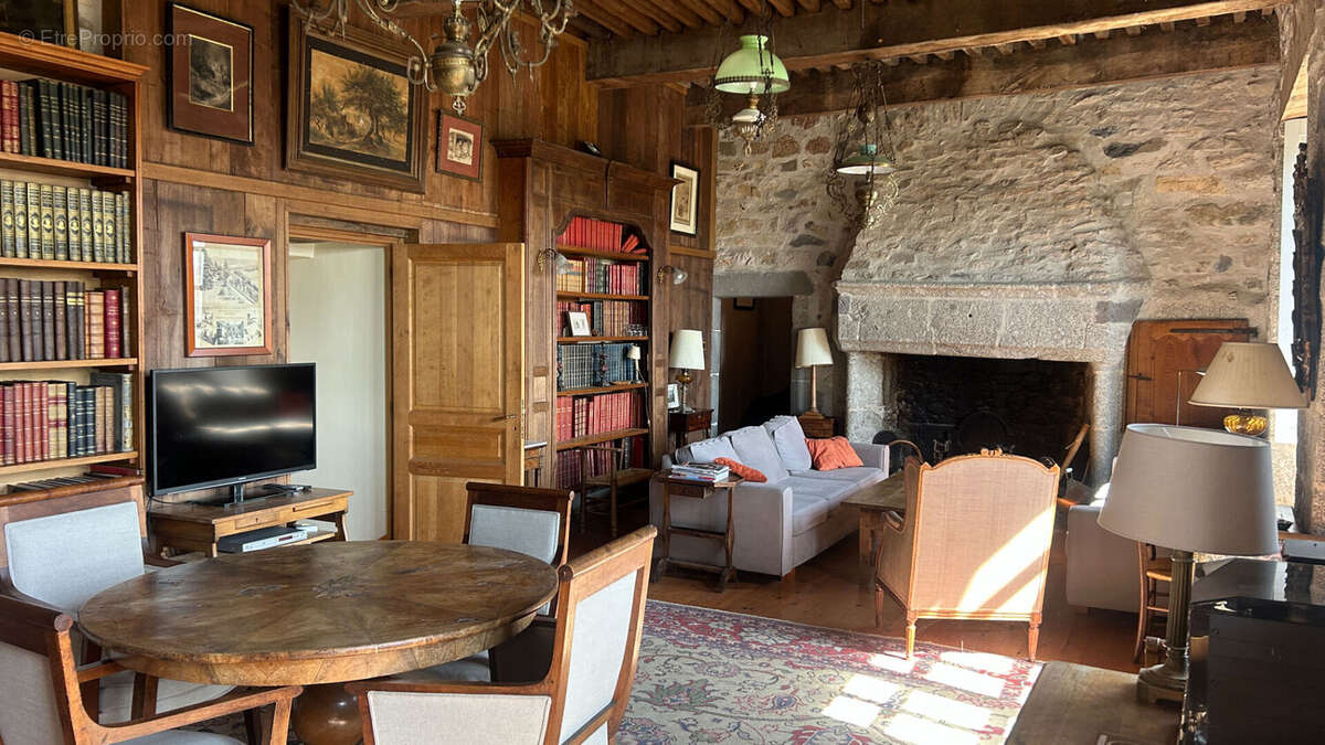 Manoir du XIVe siècle : Un balcon sur l'Aubrac et les Monts du Cantal - photo 8