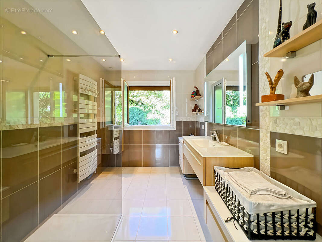 Maison à FOLLAINVILLE-DENNEMONT