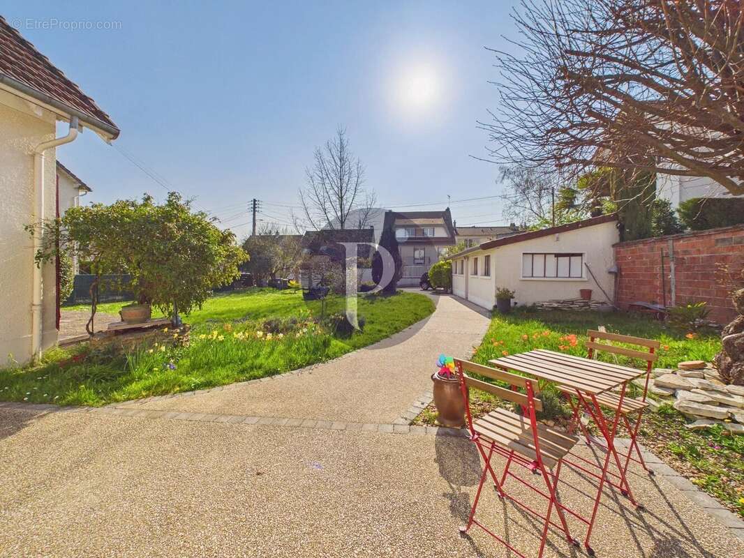 Maison à VERRIERES-LE-BUISSON