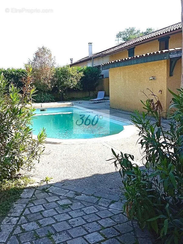 Corps de ferme rénové avec piscine  et vaste terrain NC à Montracol - photo 2