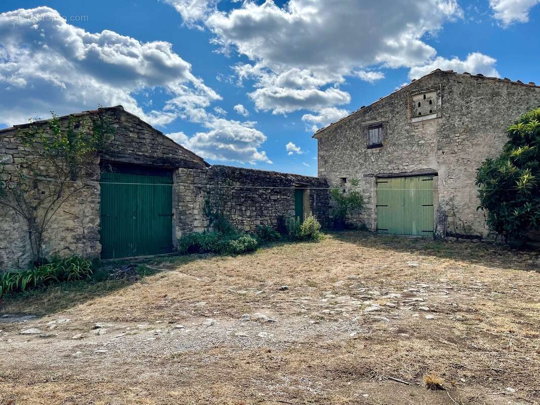 A vendre Bâtisse en pierre rénovée de 235 m² habitables et ses dépendances de 300 m2 - Terrain de 100 000,00 m² - photo 3