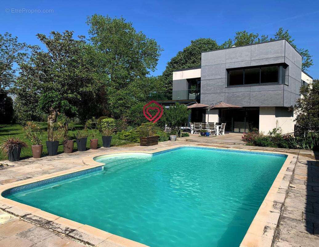 Villa d’architecte rénovée avec soin, piscine, dépendances et superbe parc arboré - photo 9