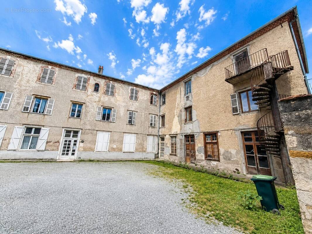 Bâti central + aile droite à réhabiliter - Appartement à BELLAC