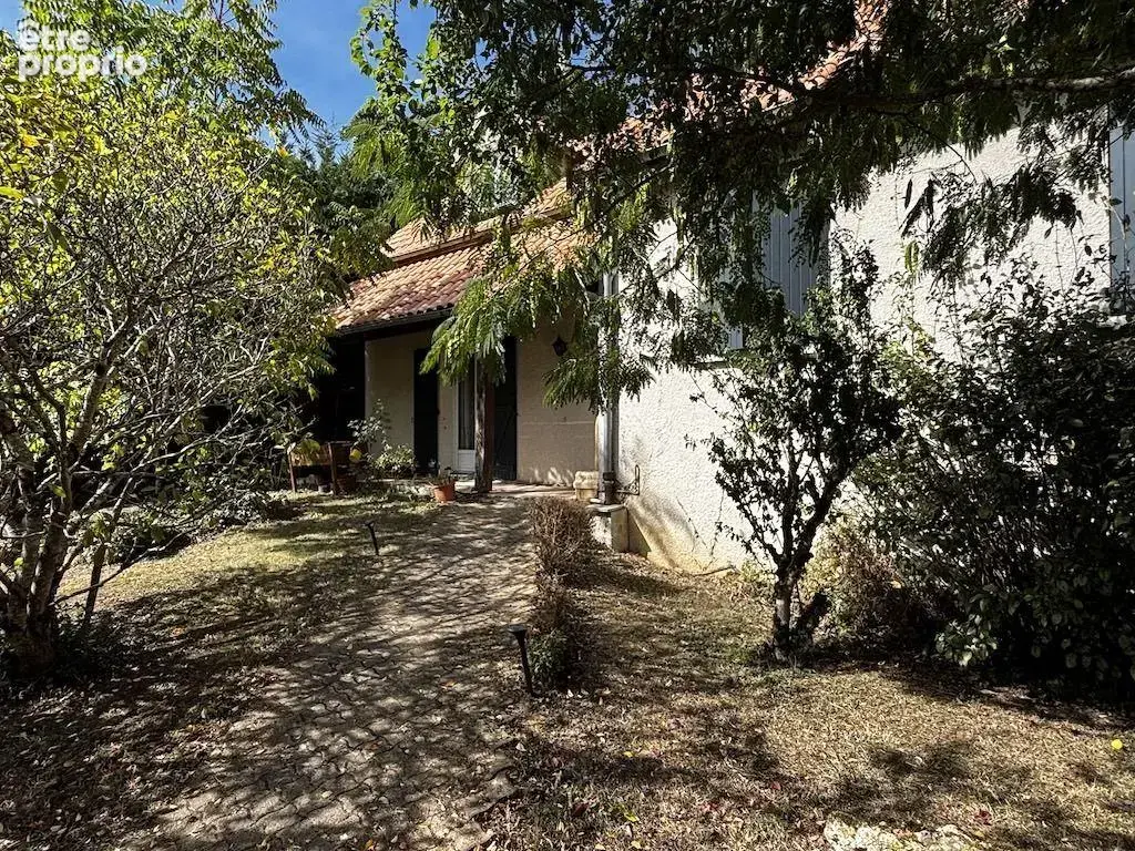 Maison des années 90, sur un beau terrain arboré - Maison à NIEUIL-L'ESPOIR