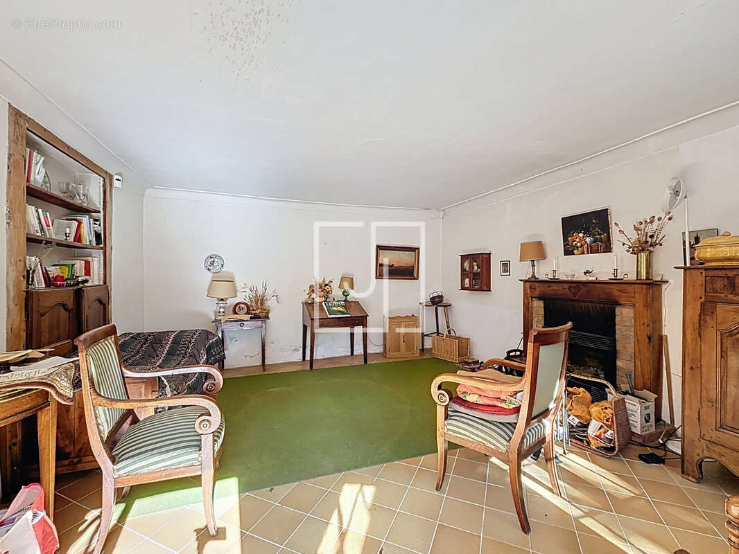 Maison à ENCHASTRAYES