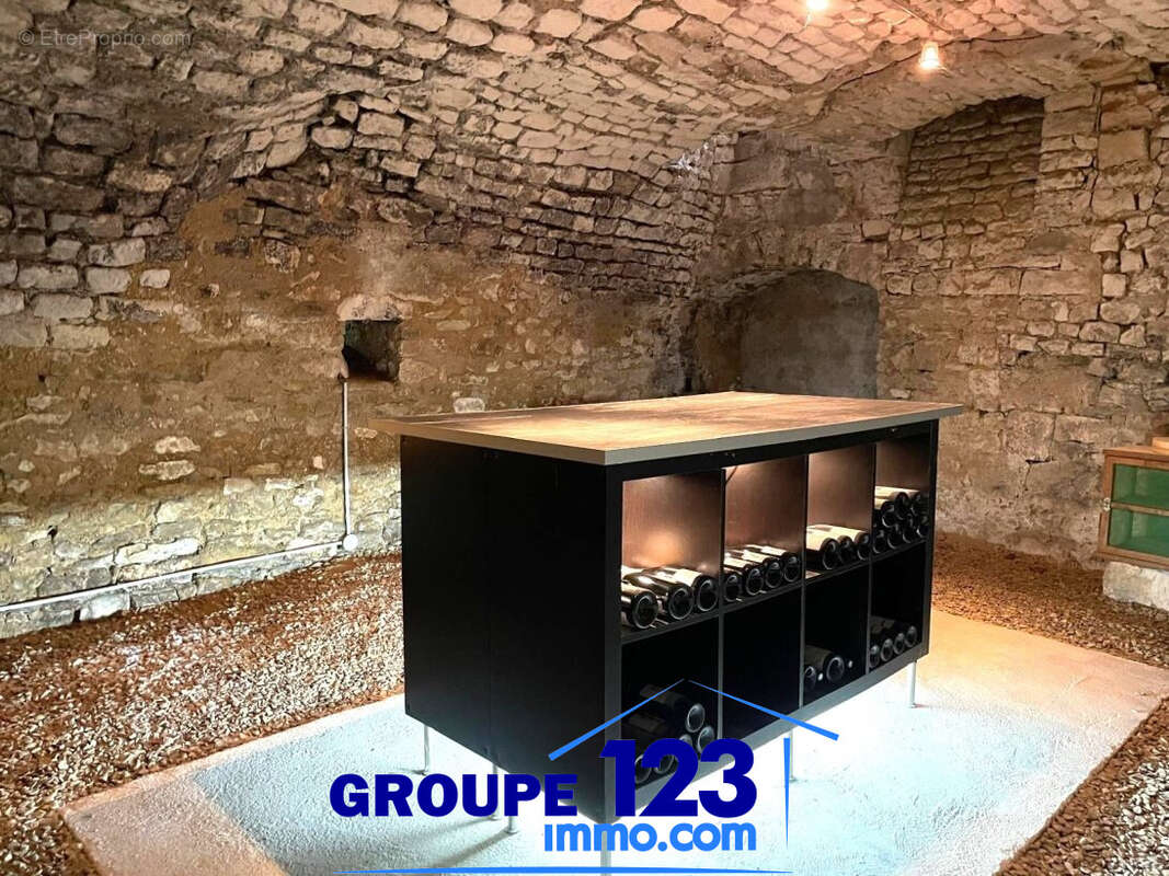 Maison à COULANGES-LA-VINEUSE