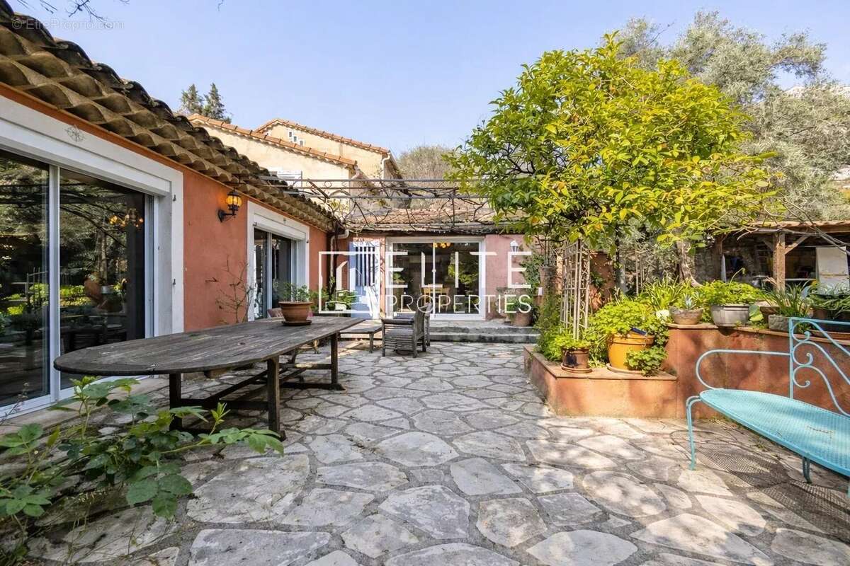Grasse : Maison de Maître avec Potentiel Constructible Majeur ! - photo 3
