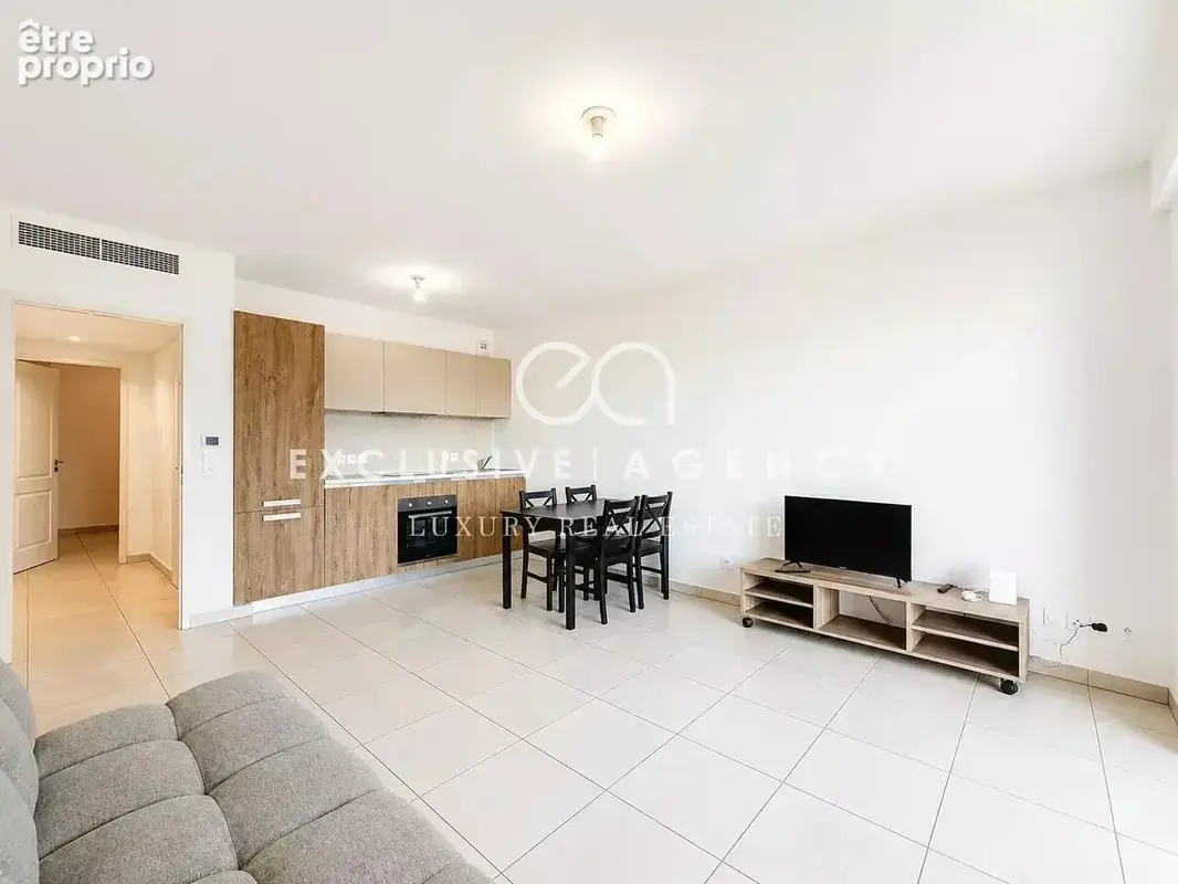 Théoule-sur-Mer – 2 pièces 42m² avec vue dégagée jusqu’à la mer, terrasse, parking et cave - photo 4