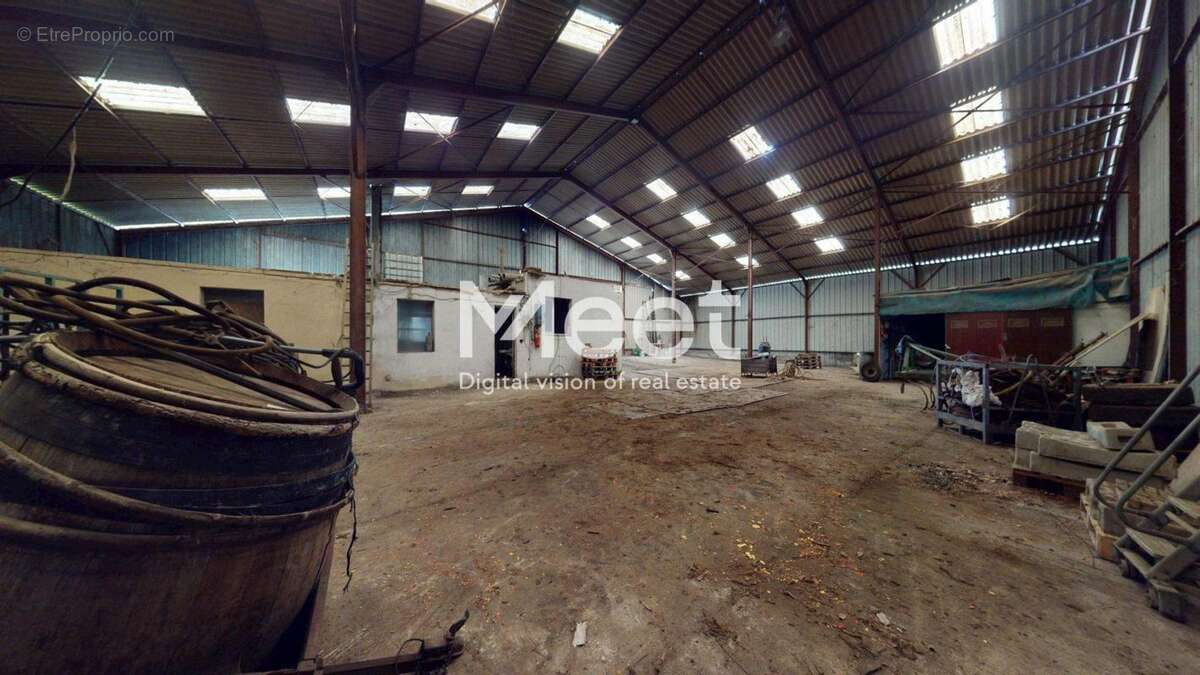 Commerce à EPINEAU-LES-VOVES