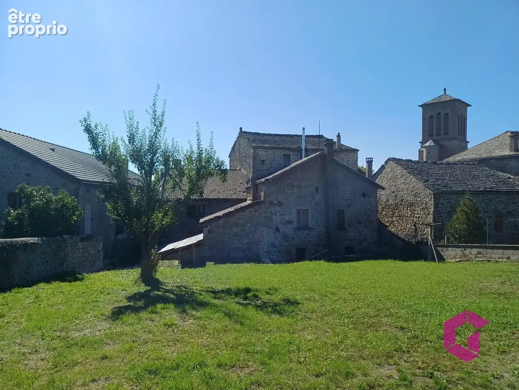Maison de bourg de 390m2 env. sur 969m2 de terrain. - photo 8