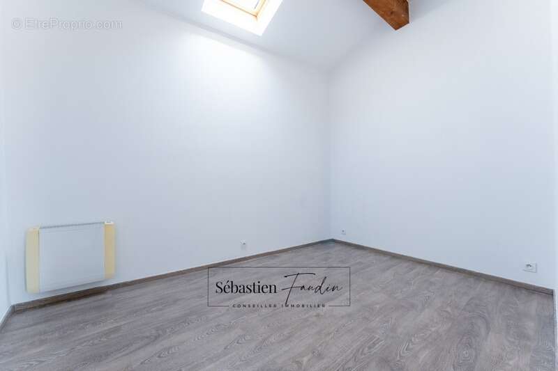 Appartement à SOLLIES-TOUCAS