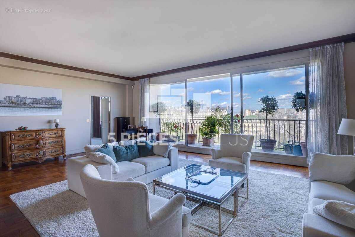 Appartement à PARIS-16E