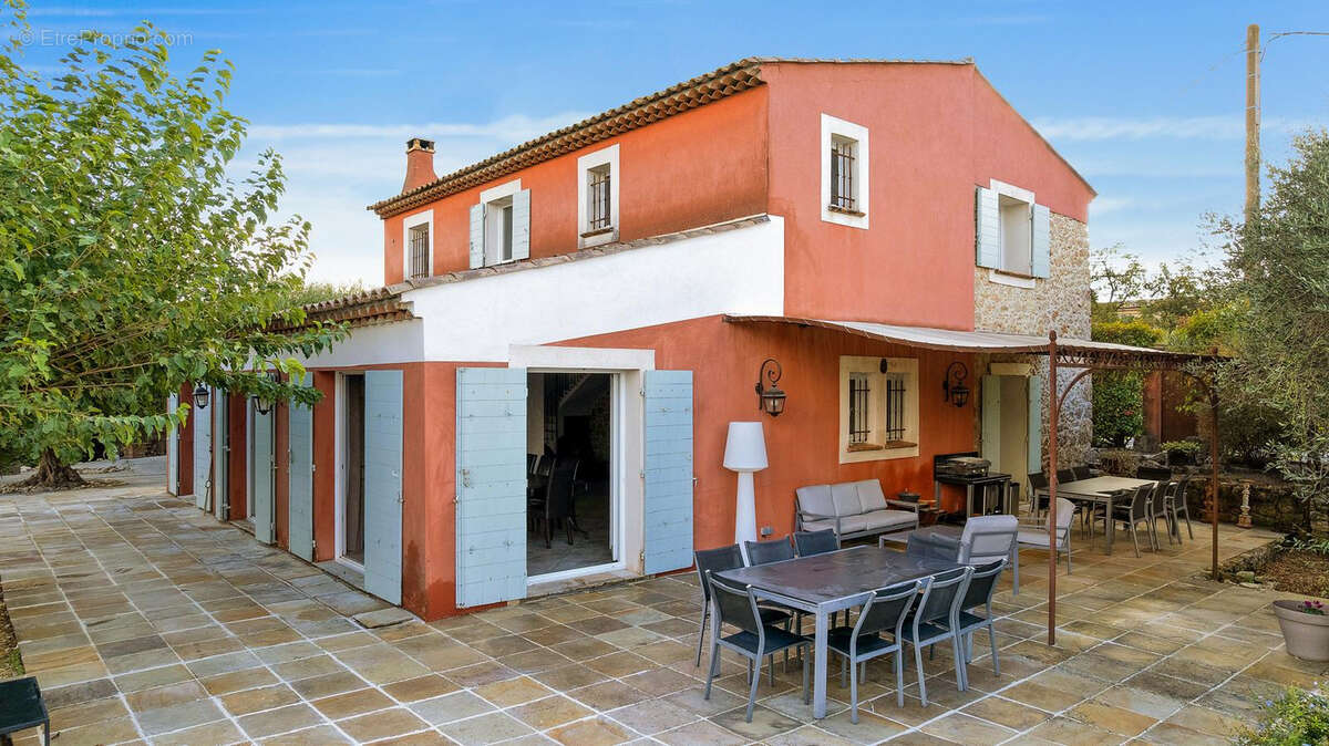 Maison à BAGNOLS-EN-FORET