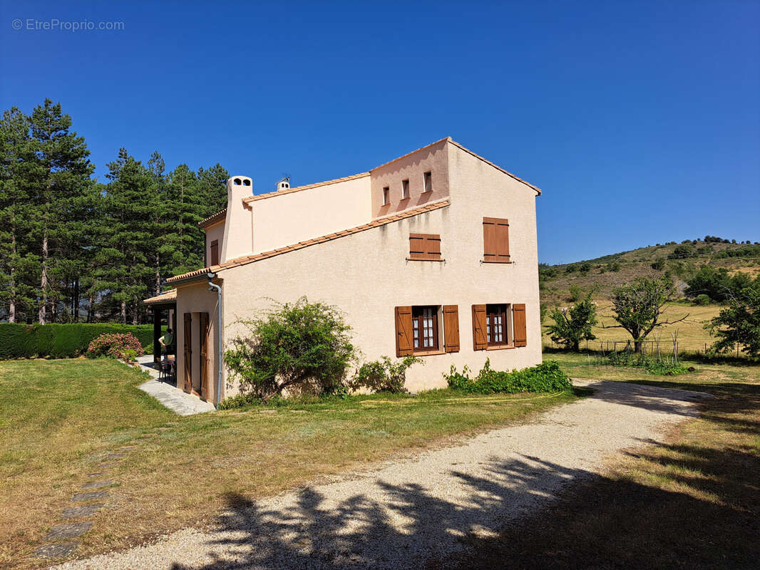 Grande maison sur un terrain de 15 780m2 avec une piscine et un garage de 52m2 - photo 4