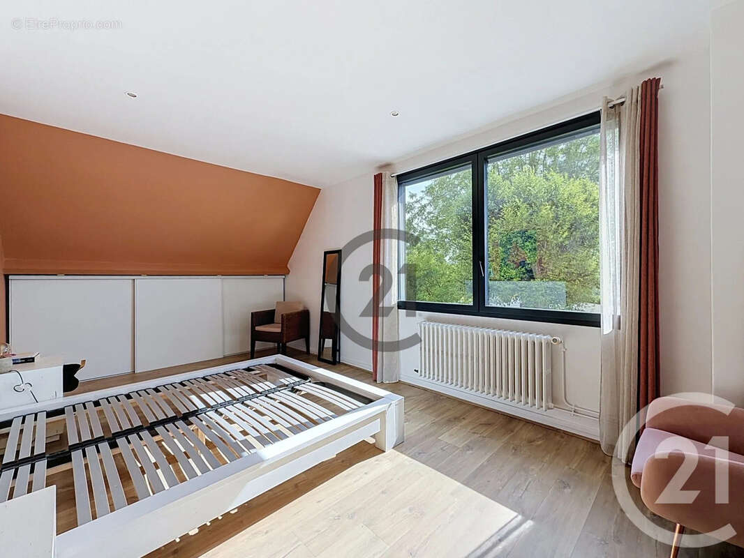 Maison 191 m² à Saint-Julien-Les-Villas  - photo 11