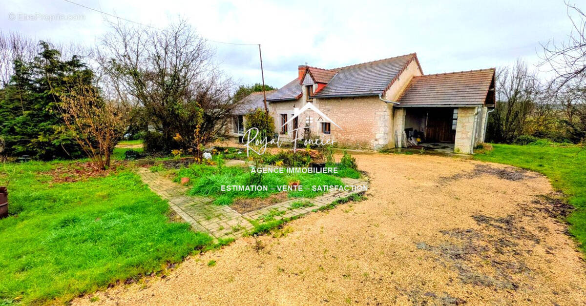 Façade avant de la maison avec appentis pour voiture - Maison à ANTRAN