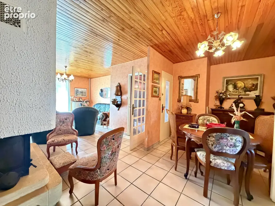 Maison traditionnelle sur deux niveaux avec garage et jardin - photo 7