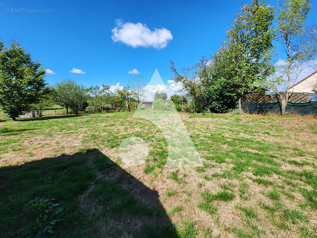 Terrain à SAINT-ROMAIN-SOUS-GOURDON